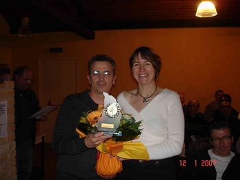 CHOUCHOU remet le trophée à CHANTAL DIOT