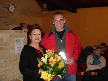 CATHERINE remet le trophée à PATRICE pour son épouse EVELYNE 