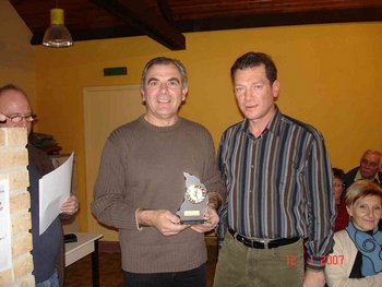 Notre Président remet le trophée à Philippe LAGACHE