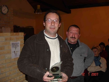 MOUSTIQUE remet le trophée à Christian VERNIER
