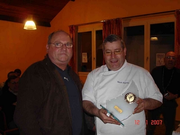DOUDOU remet le trophée à Claude DEGUERRY