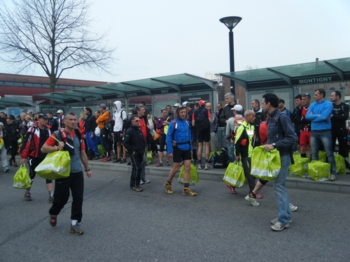 Après 40' de RER nous attendons nos bus