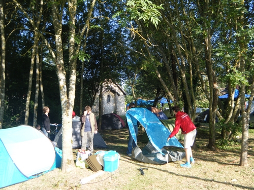 On plante les tentes, la chapelle n'est pas assez grande