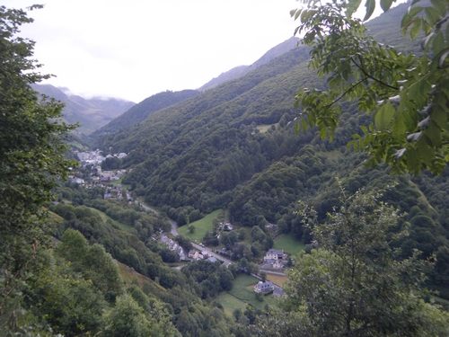 village de BAREGES en fond de vallée