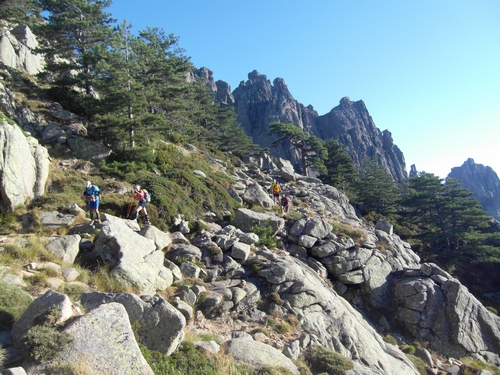 Derrière les aiguilles de BAVELLA