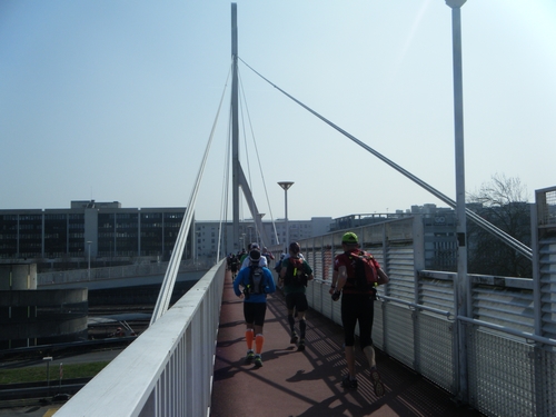 Chaque année, le pont sur l'autoroute entre en vibration ...mais ça tient