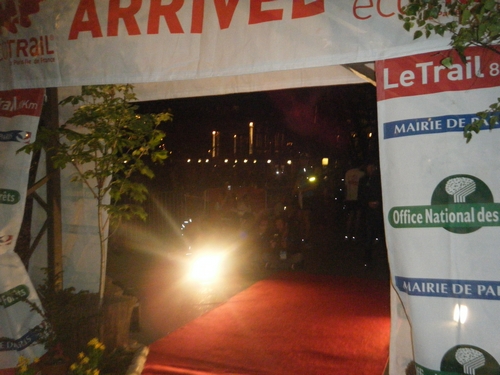 Pas de photos de nuit....sauf l'arrivée au 1er étage de la tour Eiffel ....sous les flashs