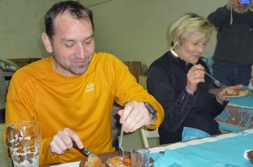 Hum!!  délicieux...Martine reprend des forces