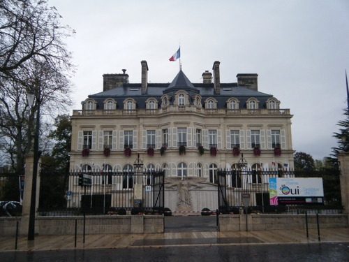 Le départ devant l'hotel de ville sur la célèbre avenue de champagne