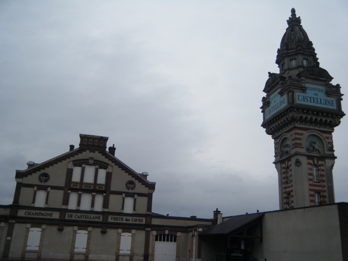 1er km : champagne De Castellane et ..son (ancien) château d'eau