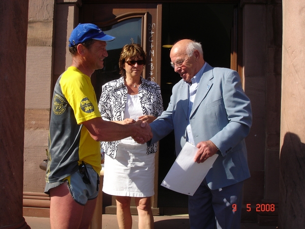 Remise officielle de l'invitation par Bertrand ROBINET au Maire d'Ettlingen 