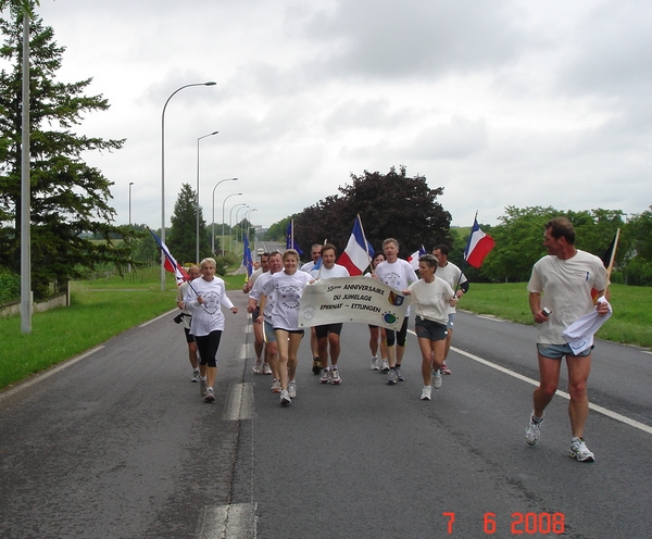 Un mois plus tard, les coureurs d'Ettingen  arrivent à Epernay
