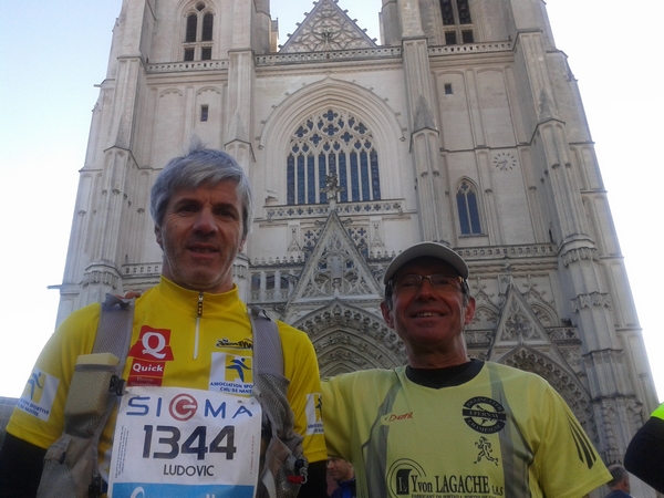 Avec Ludovic au départ devant la cathédrale