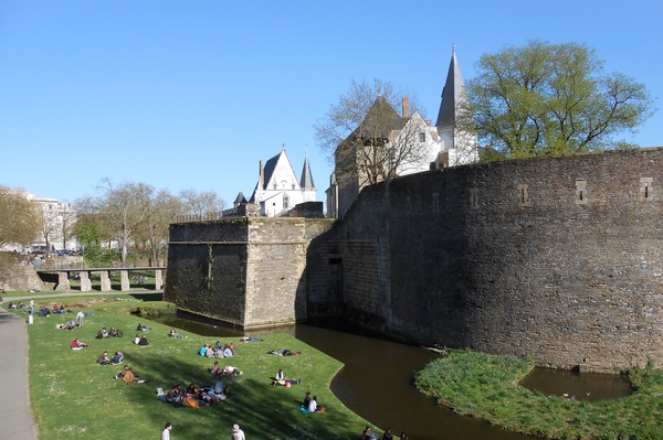 Frais le matin, chaud l' AM , en récup autour du château des ducs de Bretagne