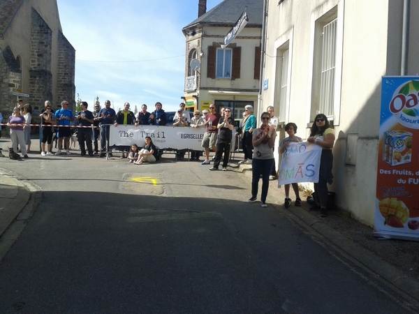 nombreuses traversées de village...sous les encouragements