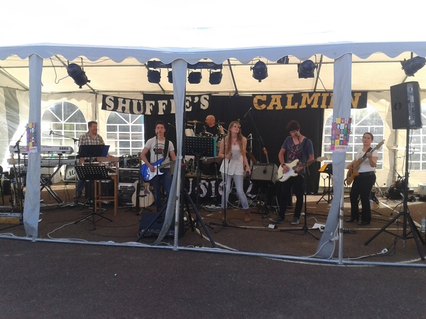 .....avec orchestre ...et chanteuse