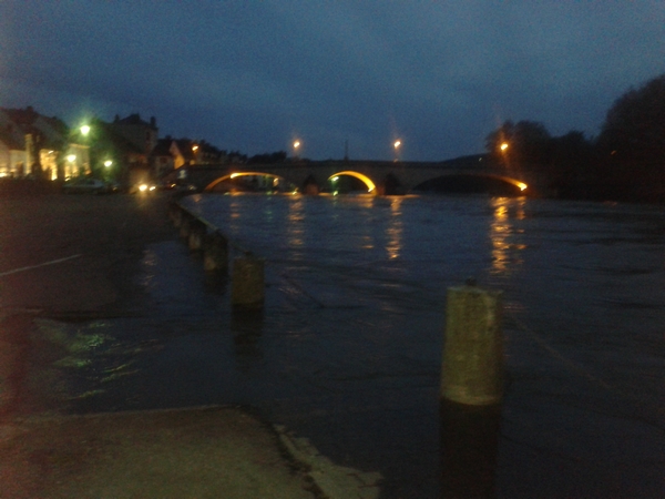 car après le tour de Villeneuve la nuit arrive ( demain , nous ne pourrons plus passer sur les quais)