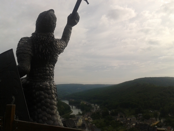 Le chevalier Dardennor sur la roche de l'hermitage à Bogny 