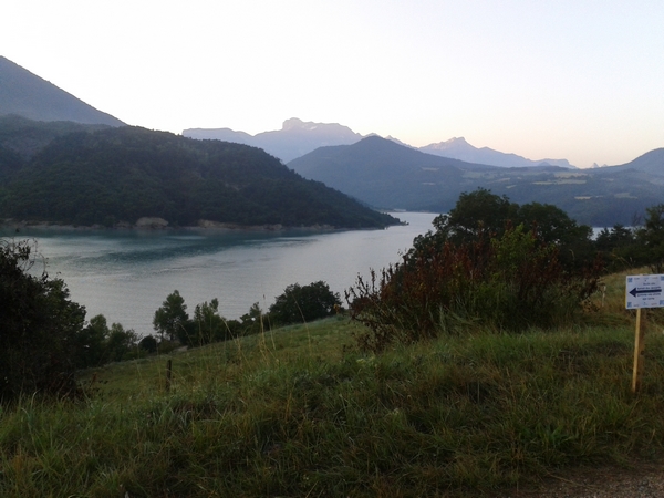 6h30 arrivée au lac de Monteynard, une chaude journée s'nnonce