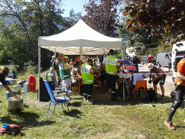 15h40 : ravito au lac de Laffrey