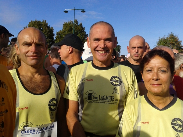 Thierry LECOURT, Evelyne et Patrice LECLERT au départ du semi....1' avant le 7km, il y a un peu de mélange ....quelle drôle d'idée de faire partir 2 courses à 1' d'intervalle sur la même ligne de départ !!