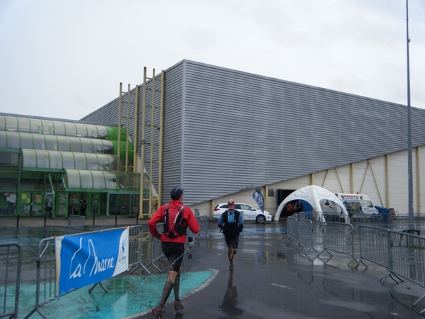 Arrivée avec la pluie...le spectacle est à l'intérieur