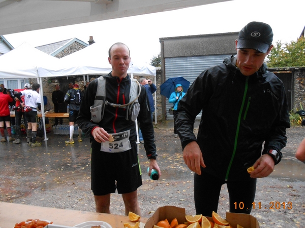 Ravito (doublé) de Damery....1000 coureurs en un peu plus d'1h...ça ne chôme pas 