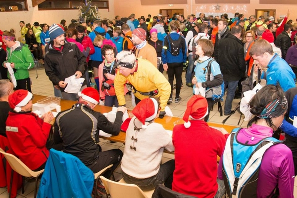 C'est la foule dans la petite salle des fêtes