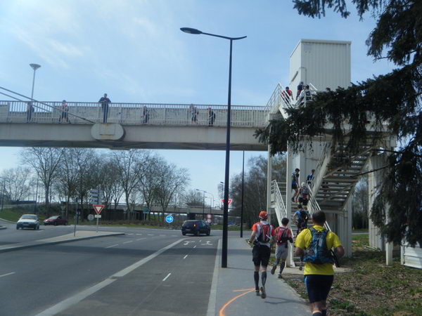 C'est mieux par la passerelle 