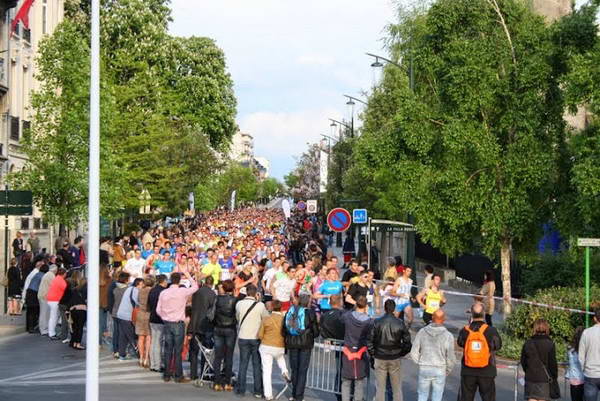 Des coureurs et de nombreux spectateurs