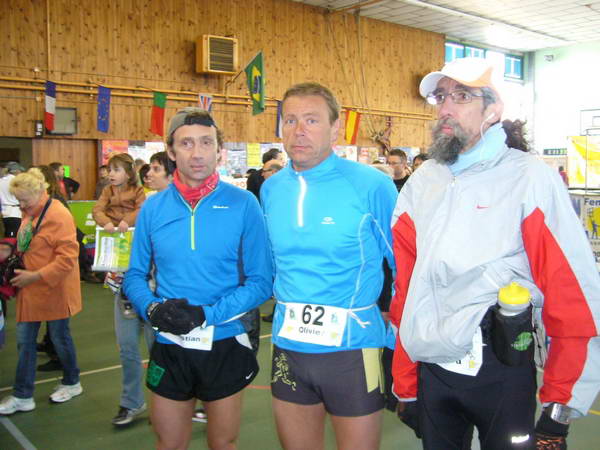 Tendus les gaillards avant le départ.....sauf Jeannot sûrement parti s'échauffer !!