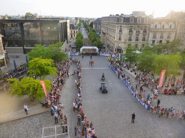 plus de 1500 coureurs face à la cathédrale