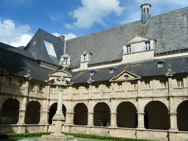 Ste Anne d'AURAY le cloitre ...et une expo sur les costumes bretons