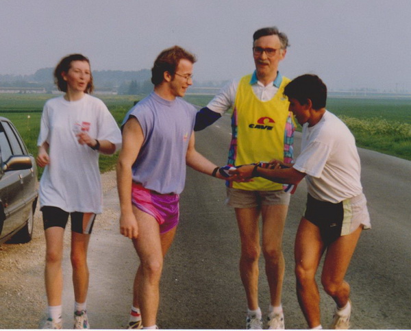 Claude partageait beaucoup avec les jeunes, ici en 1993 lors de notre relais vers Ettlingen (400km)