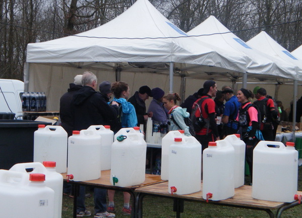 arrivée au ravito....je ne savais pas encore que je ferais les 13km suivants avec les 2 féminines (en bleu).........fin des photos..plus de batterie !!