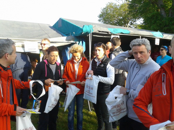 Remise des dossards....petite fraicheur matinale qui annonce une belle journée