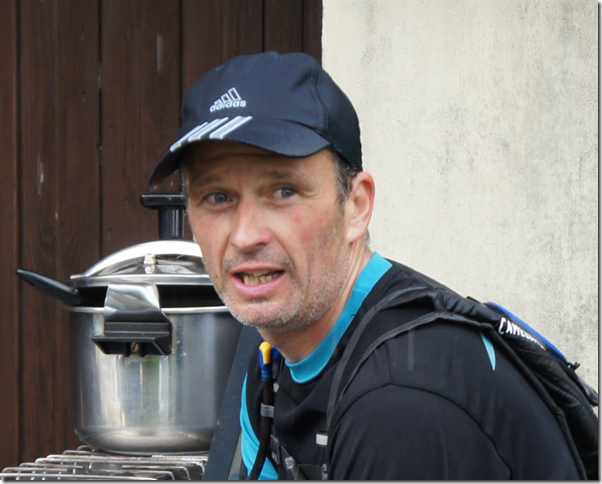 La détresse et le doute dans regard, il reste encore près de 40km, perclu de crampes, même quand on est très fort et très endurant comme Fred, on passe aussi par là...