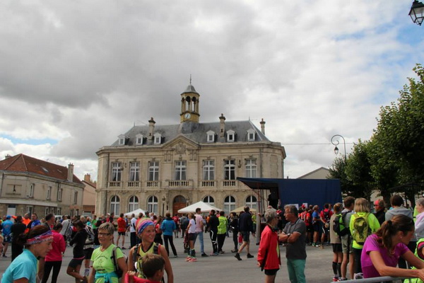 Plus de 500 sur la place.....plus beaucoup de randonneurs déjà sur le parcours