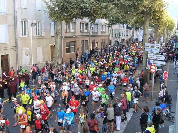 Le départ dans Millau pour 1800 coureurs