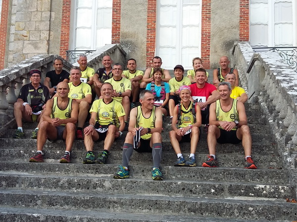 Beau groupe de traileurs sur les marches du château