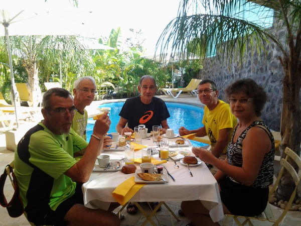 Petit déj de lendemain de course....pas trés réveillés le gaillards!!!