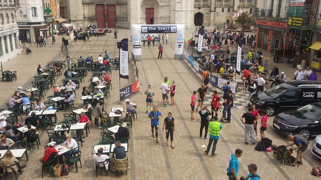 Faux départ devant la cathédrale......départ chrono au drapeau style tour de France 1km plus loin environ.....on ne sait pas trop où !!!