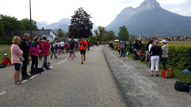 Arrivée à Doussard (44ème), 10h, il encore frais mais beaucoup de spectateurs