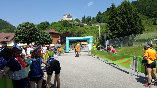 71ème dernier ravito à Menthon St Bernard......bien chaud pour la dernière montée de 750m+ vers le Mont baron