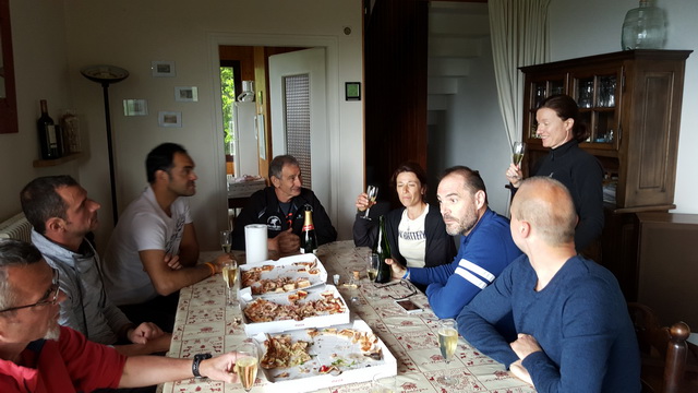 dimanche matin 10h....pas encore bien réveillés pour l'apéro....restes de pizza de la veille et quelques bouteilles 