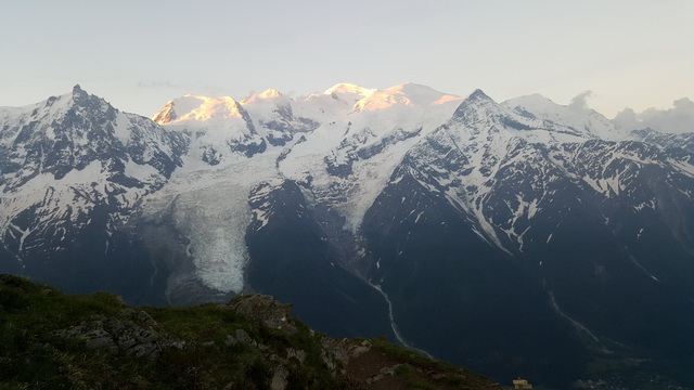 j'arrive au Brévent , lever de soleil sur le mont blanc