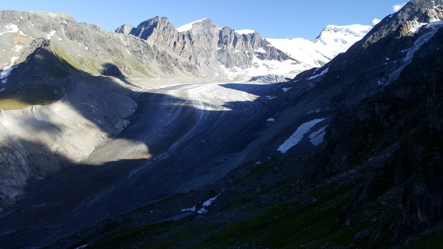 Immense glacier de Corbassière (Suisse) près de 10km de long, 1km de large et 17km2 