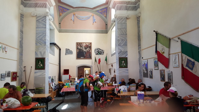 MORGEX (Italie) 2ème base de vie ; 210km parcourus, nous arrivons vendredi midi plein cagnard. Un bon repas .....dans une chapelle