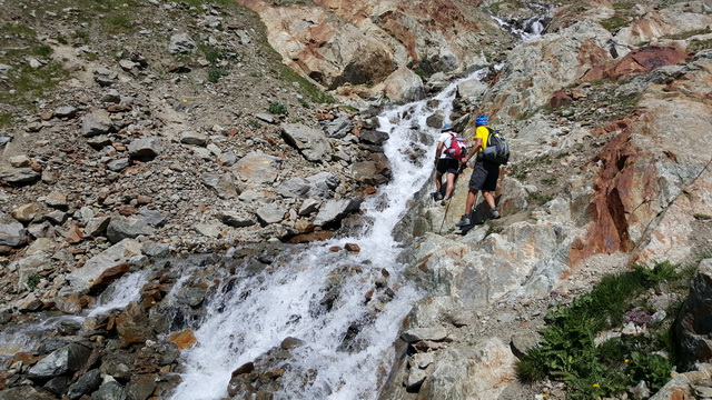 Samedi : à partir du col de la Seigne (21512m)  plusieurs passages de moraines et torrents pour arriver au refuge Robert Blanc (2804m)