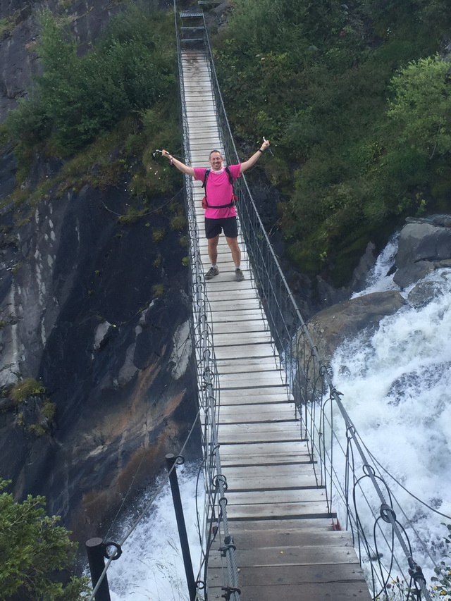 A quelques heures de l'arrivée....c'est comme si c'était fait sur la passerelle du torrent de bionnassay